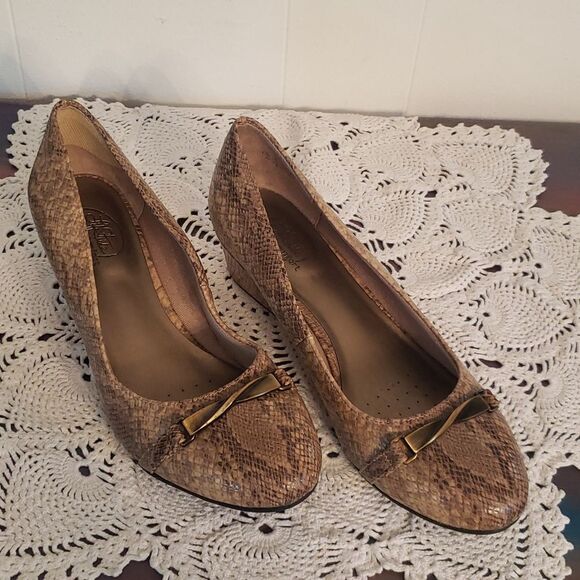 Life Stride Landeo Tan Brown Snakeskin Pattern Comfort Flex Wedges Sz 9.5 - Picture 1 of 10